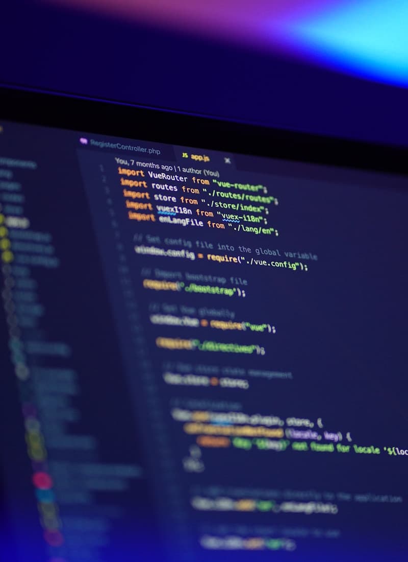 Schermo laptop con codice e sintassi evidenziata per lo sviluppo web